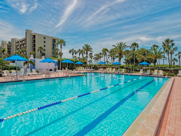 Beachfront Longboat Key Vacation Condo with Tennis Courts